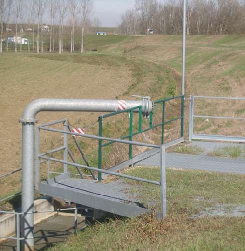 Struttura di raccordo idraulico presso l'argine sinistro del fiume Tanaro nel Comune di Cerro Tanaro AT